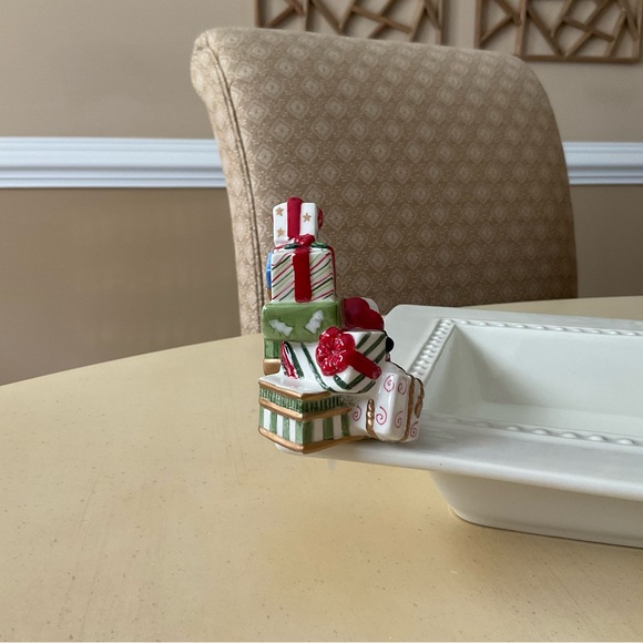 Santa With Pile of Gifts Platter Decoration 🎁 - Picture 4 of 6